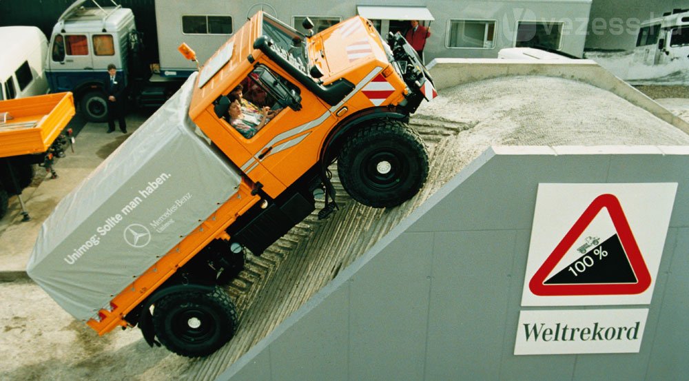 Az Unimog 45 fokos lejtőn is felmegy