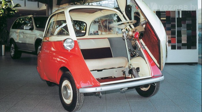 Miniautót készít a BMW is 3 | Vezess Egyetlen ajtó elöl