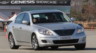 Luxusautót koppintott össze a Hyundai