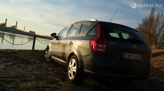 Hátulról szögletesebb, de csak picit