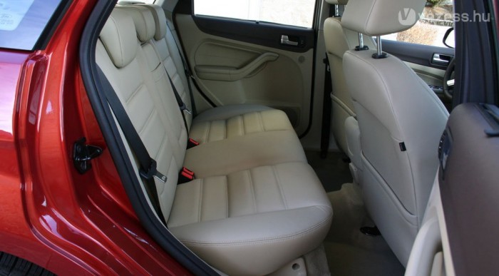 Csak közepes a hátsó lábtér