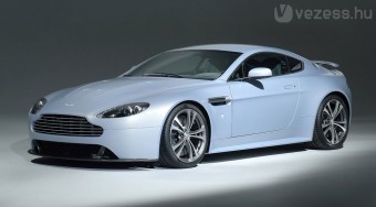 James Bond szupersportkocsiban