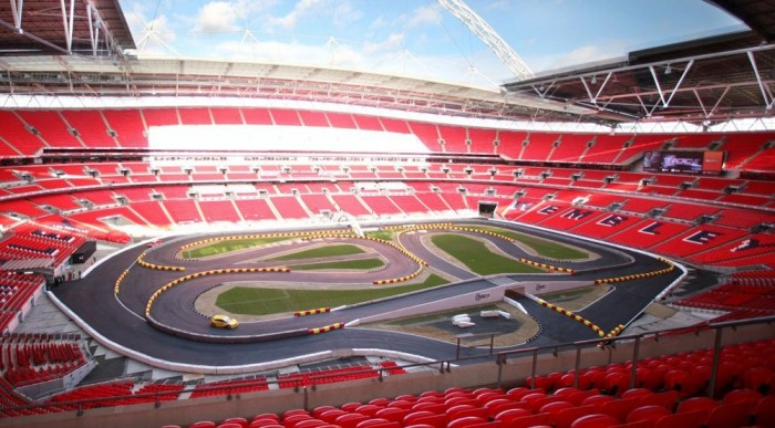 60 ember 3 nap alatt építette 1800 tonna aszfaltból