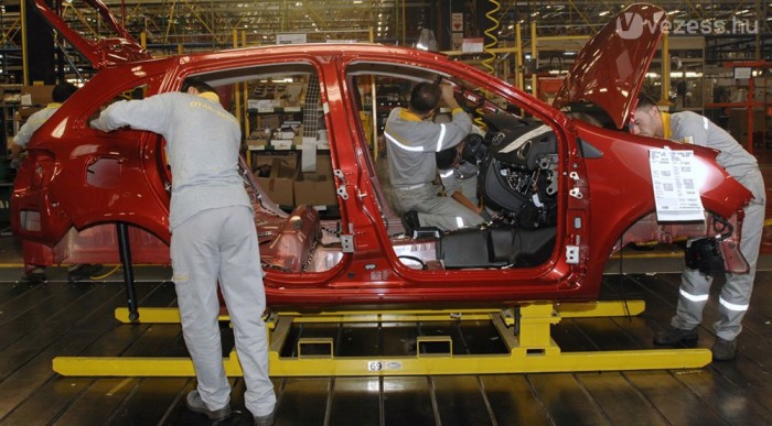 Törökországban készül, ahol a lépcsőshátú Mégane, a Thalia és a Clio III is