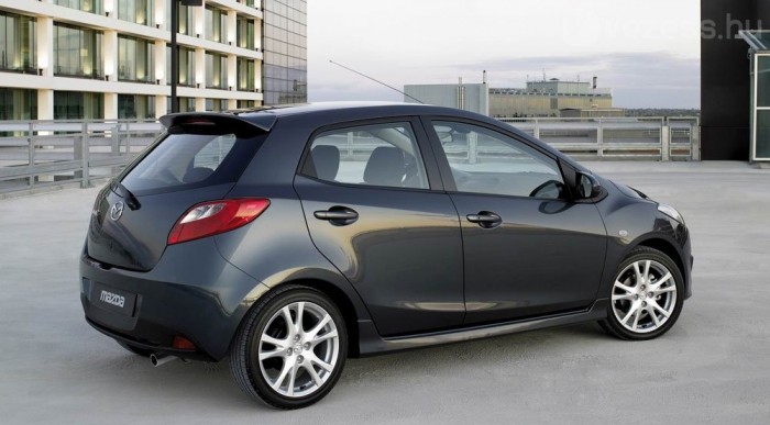 Jön a sportos Mazda2 6 | Vezess 100 kilóval könnyebb