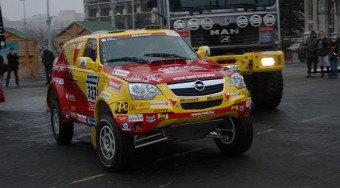 Az Opel kitart Szalay mellett