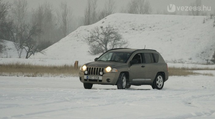 Ha él a hátsó hajtás, szépen farol a Compass