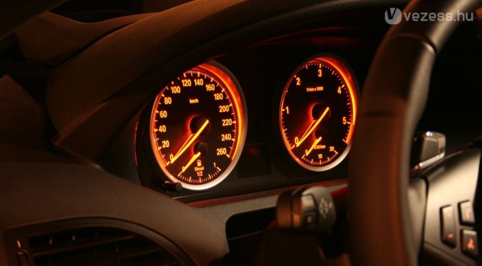 Kifekszik az óra, ha él a motor