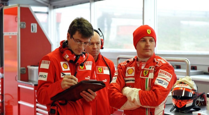 Kiminek bejön az új autó 6 | Vezess Kimi láthatóan elégedett