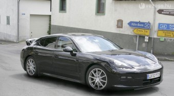 300-at megy a Porsche limuzin