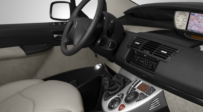 Beépített navigáció, telefon, 30 GB a zenéknek