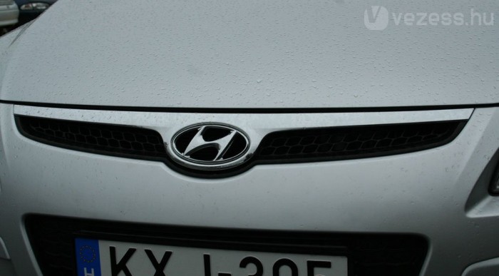 Bajusz az orron, vagy szárny a logo alatt