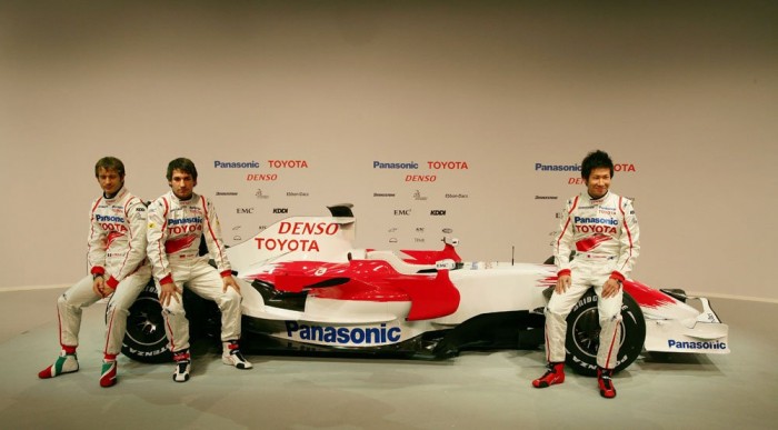 Bemutatták az új Toyotát 6 | Vezess A 2008-as csapat: Trulli, Glock és Kobayashi