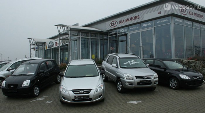 LX Base: fényezetlen tükörrel és klíma nélkül