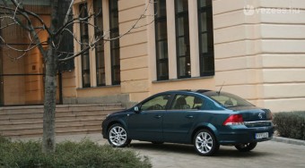 Teszt: Opel Astra 1,8 Sedan