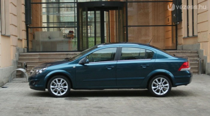 Hosszabb a tengelytávja a Vectráénál