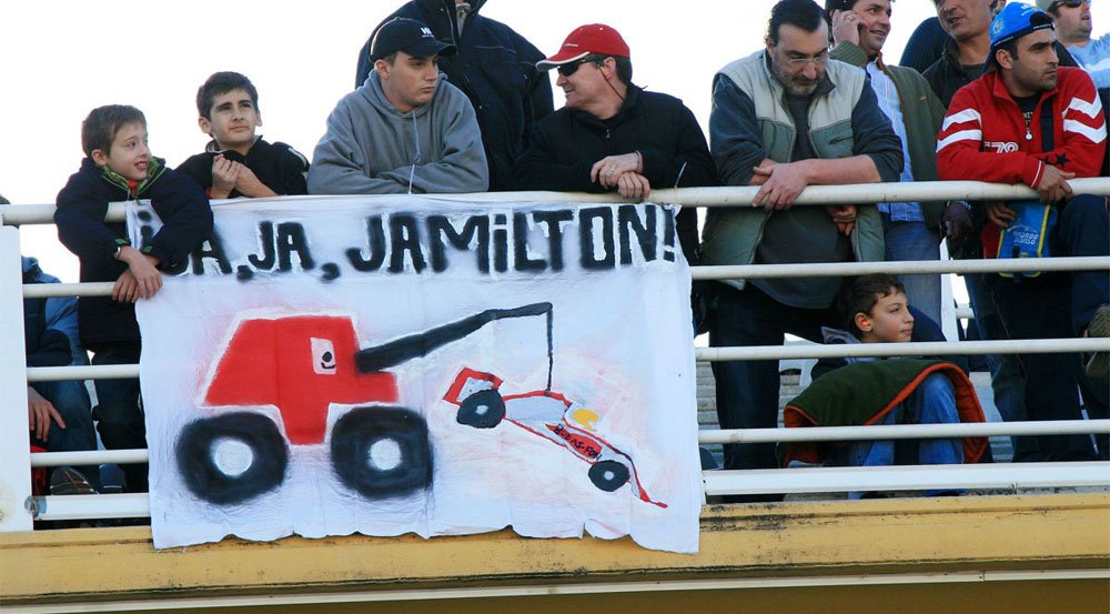 Alonso-szurkolók tömege lepte el a pályát