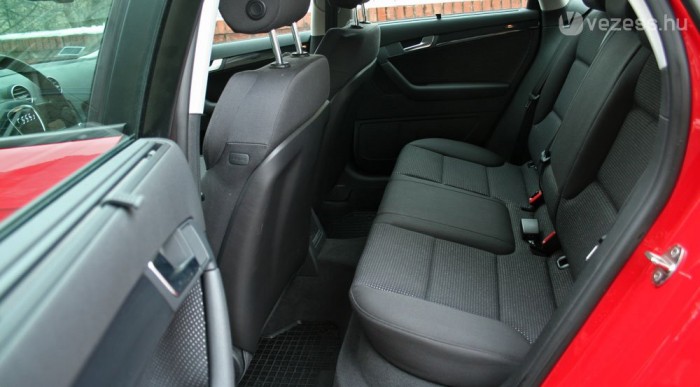 A láb még elférne, de a fejteret elvitte a tolótető