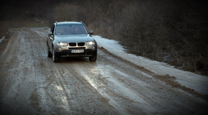 Teszt: BMW X3 2.0d 9 | Vezess Az útról nem érdemes vele lehajtani