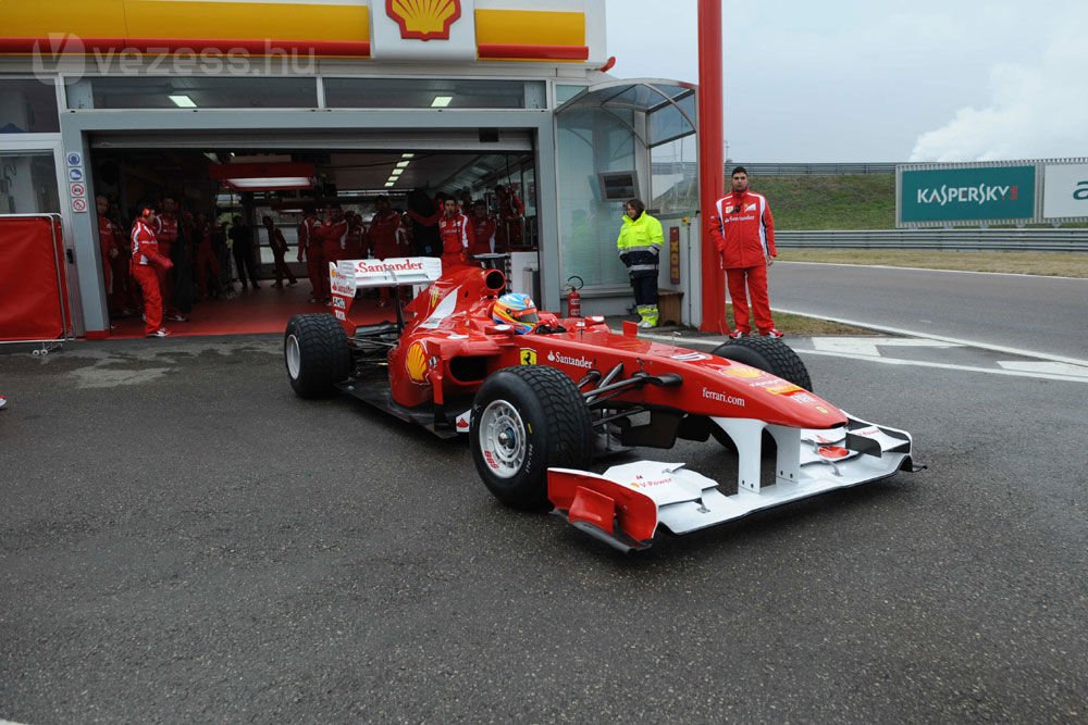 Pályán az új Ferrari 5