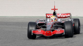 Hamilton lenyomta Alonsót