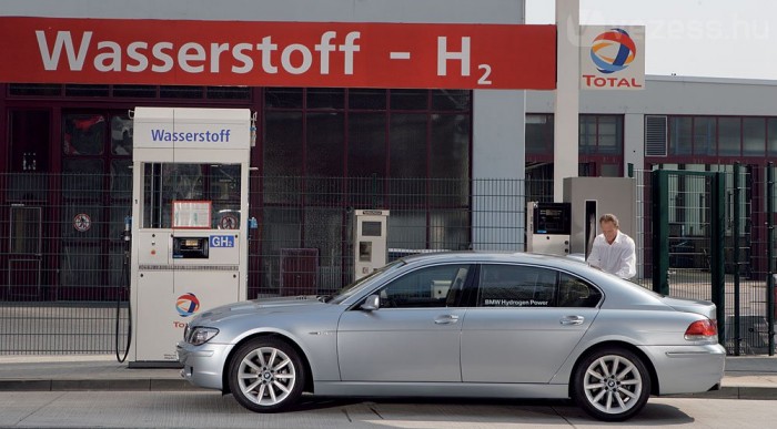 Új irányt vesz a BMW 3 | Vezess Kevés kút megfelelő kút van