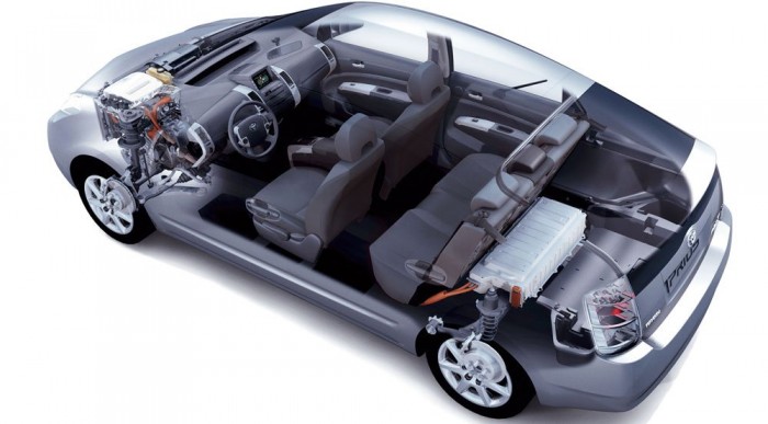 Hátul az akkuk, elöl a benzines, a villanymotor, az erőátvitel és a vezérlés