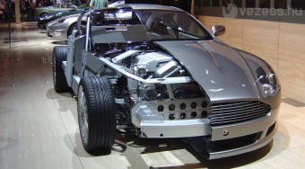 Mercedes motor az Aston Martinban?