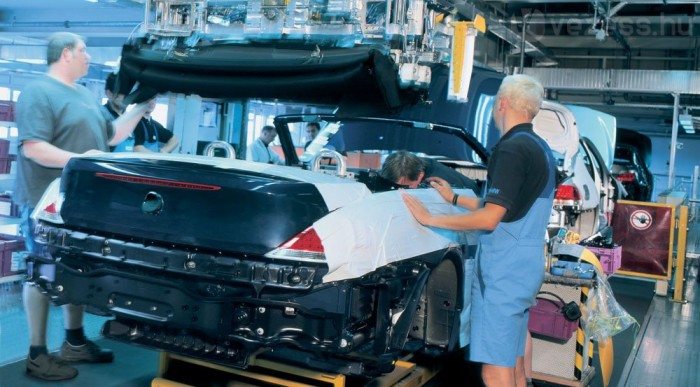 7000 embertől megválnak