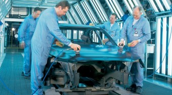 Az embereken spórol a BMW