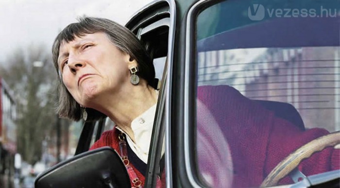 Megvárja amíg eláll az útból az ufó