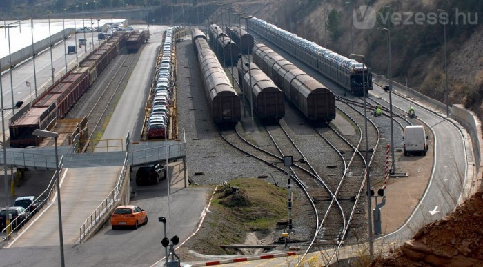 Vonatra cseréli autóit a SEAT 4