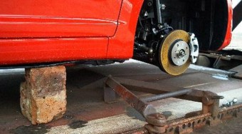 Ellopták mind a 4 kereket az autómról