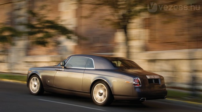 Magyarországon a szuper Rolls-Royce 6 | Vezess Az ott a budai vár oldala