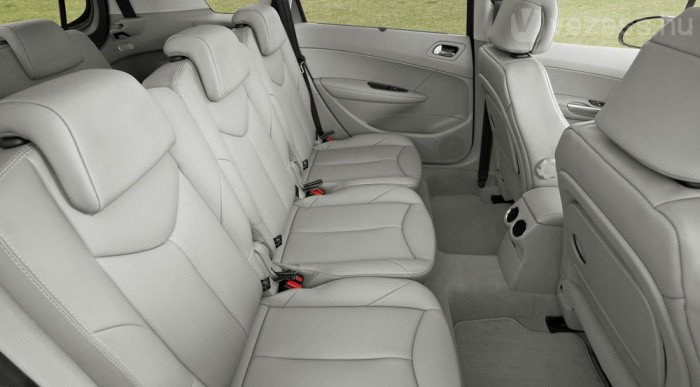 Új hétüléses Peugeot érkezett 7 | Vezess Tologaatható különálló ülésekkel