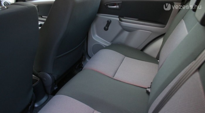 Kisautókhoz mérve tágas a lábtér