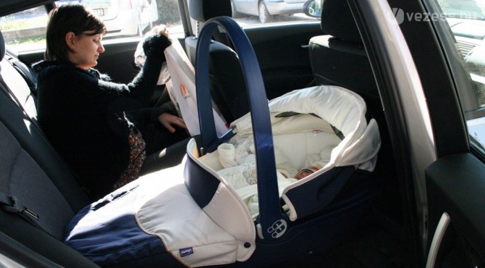 A mózeskosár befért, a babakocsi nem