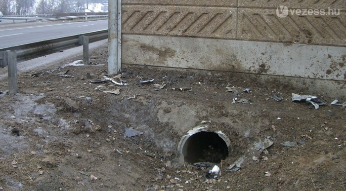 Nem meghalni az autópályán 7 | Vezess Elsőnek a rendőrök értek a helyszínre, aztán a tűzoltók, akik áramtalanították az autót