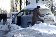 Itt a hó, maradhat a téligumi 30