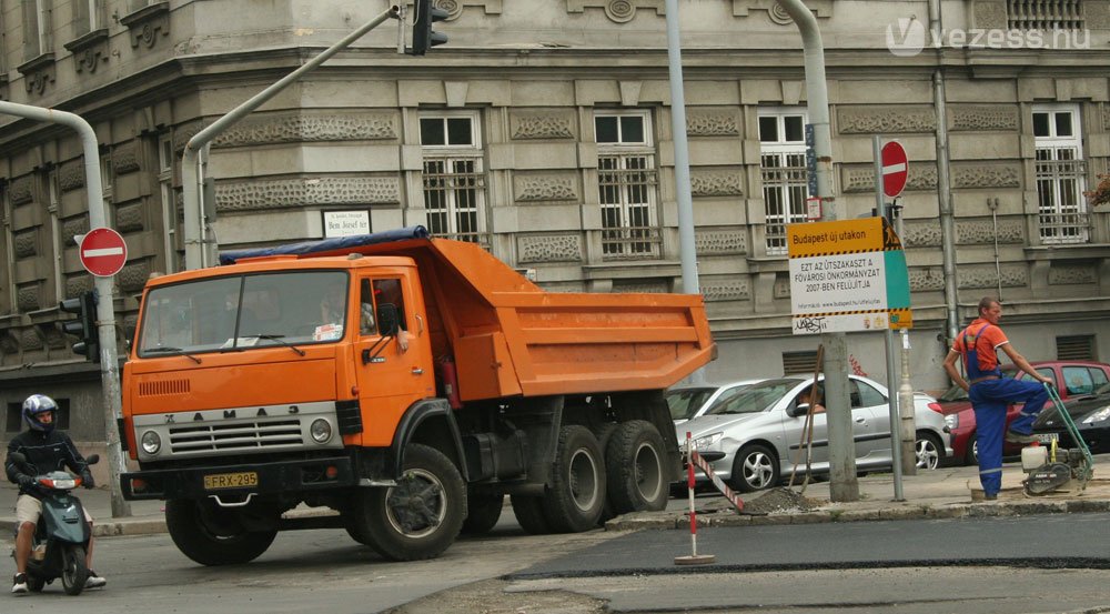 Indul a tanítás, maradnak a lezárások