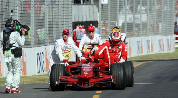 Gyászos Ferrari-hétvége 6 | Vezess Räikkönent két nap alatt kétszer kellett a bokszba tolni