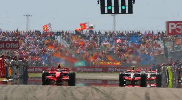 Feltűnően jól rajtolnak Hamiltonék