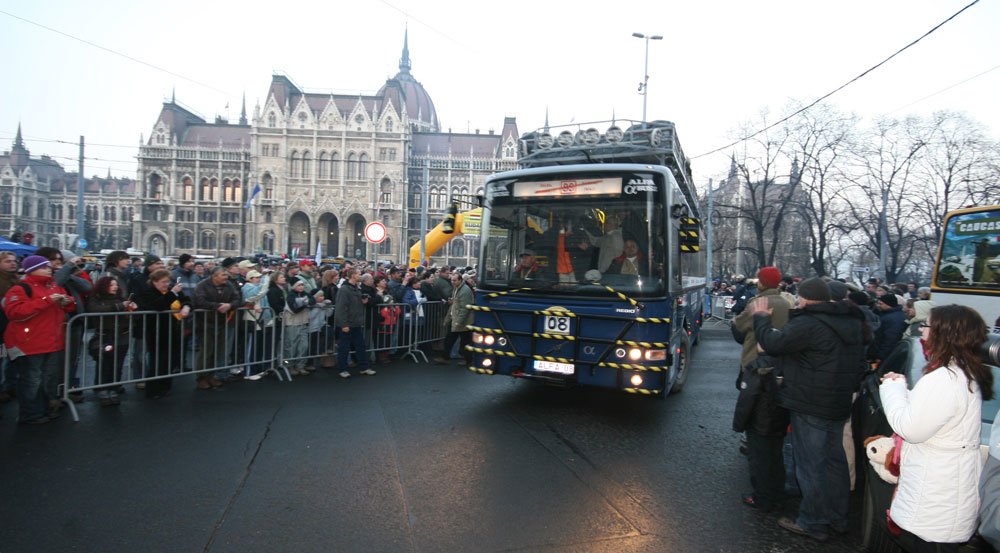 Jön a busz