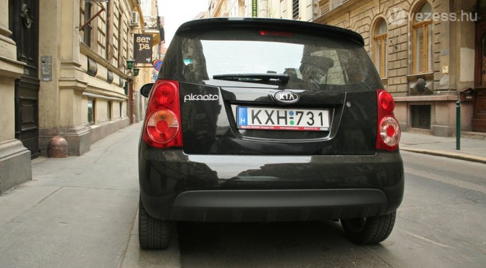Lányoknak félig a járdán is ér