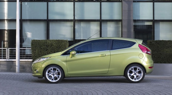 A Mazda2 padlólemezét kapja a Fiesta