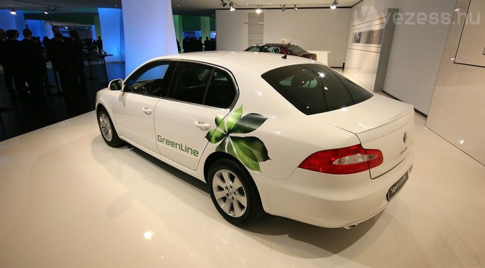 A fedél felnyitható egészben vagy csak a fém rész