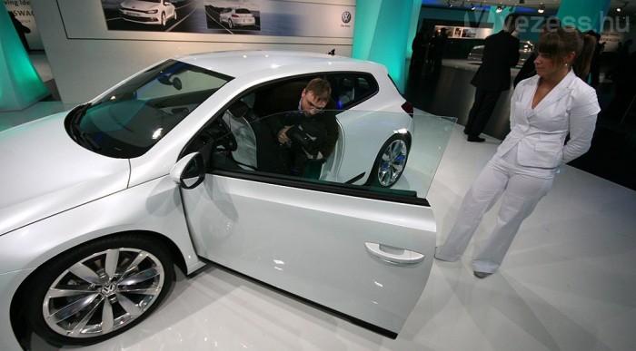 A néni segített kimászni