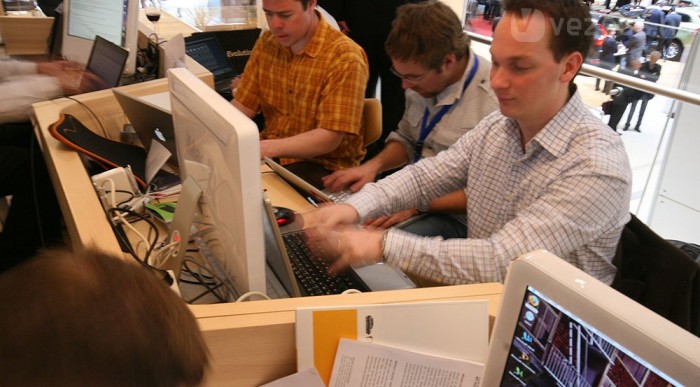 Dénes sebesen ír. Vagy csak imitálja