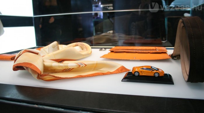 Sál, tárca az autó színében