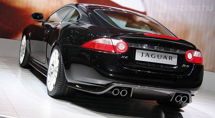 Hátulra diffúzor került, de új a kipufogó is